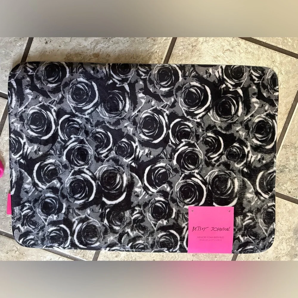NWT Betsey Johnson Black Rose Memory Foam Bsth Mat